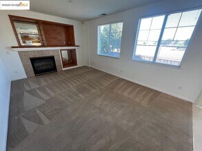948 Cape May Dr in Pittsburg, CA - Foto de edificio - Building Photo