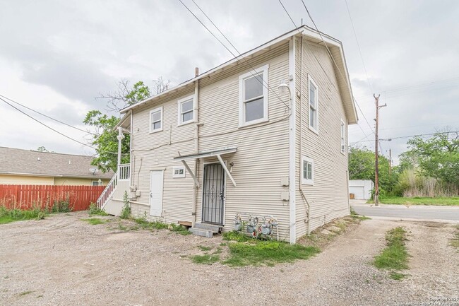 property at 2407 S New Braunfels Ave