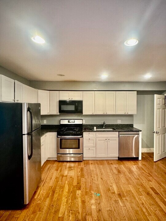 178 Bowen St, Unit 2 in Boston, MA - Foto de edificio