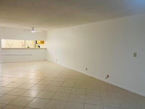 8020 Hampton Blvd in North Lauderdale, FL - Foto de edificio - Building Photo