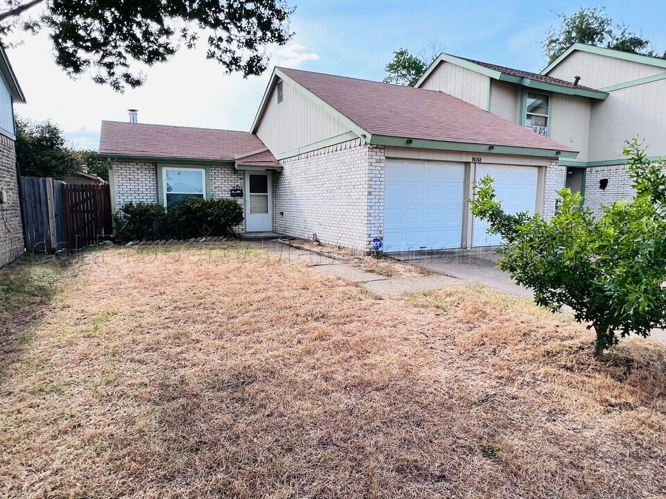2925 Fairway Dr in Grand Prairie, TX - Building Photo