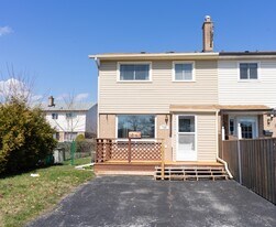 728 Krosno Blvd in Pickering, ON - Building Photo