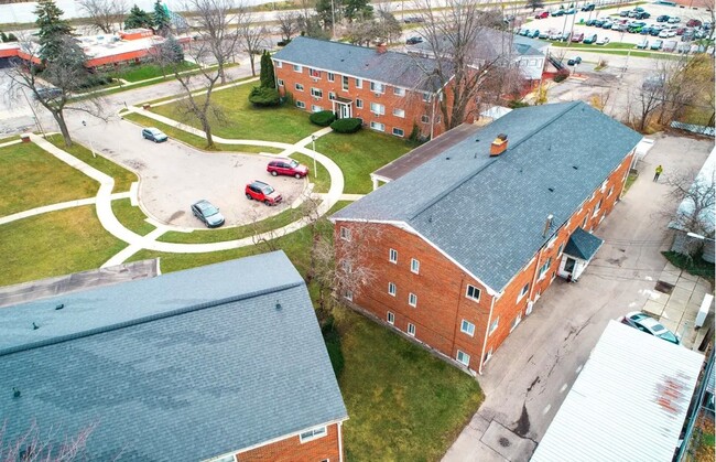 Brentwood Apartments in Lansing, MI - Foto de edificio - Building Photo