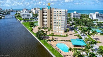 25 Bluebill Ave in Naples, FL - Building Photo