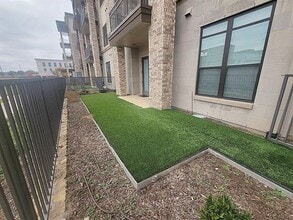 2700 Old Denton Rd in Carrollton, TX - Foto de edificio - Building Photo