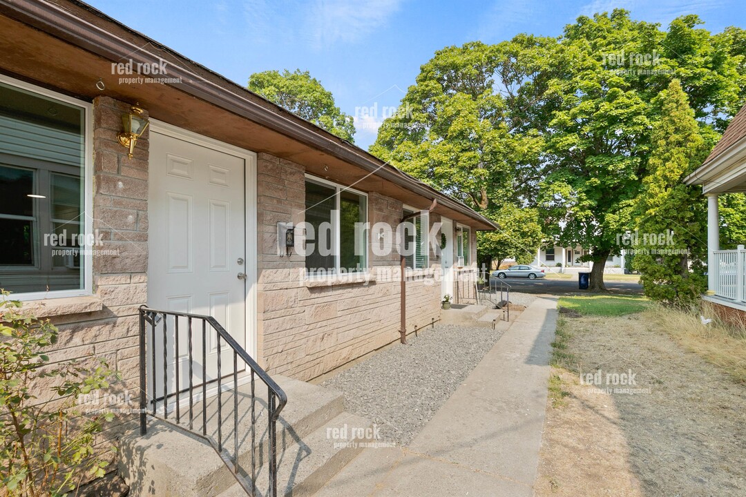 2422 E Diamond Ave in Spokane, WA - Foto de edificio