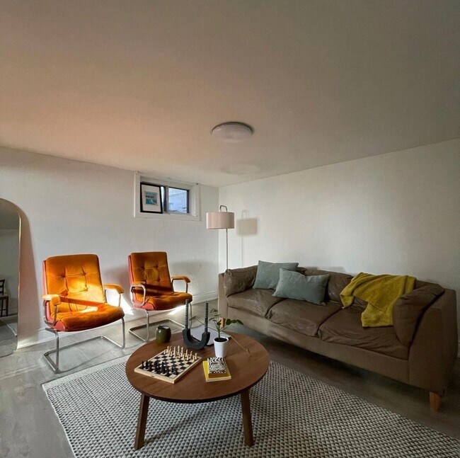 Great lower level apartment! in Toronto, ON - Building Photo - Building Photo