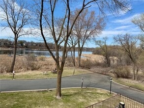 1304 W Medicine Lake Dr in Minneapolis, MN - Building Photo - Building Photo