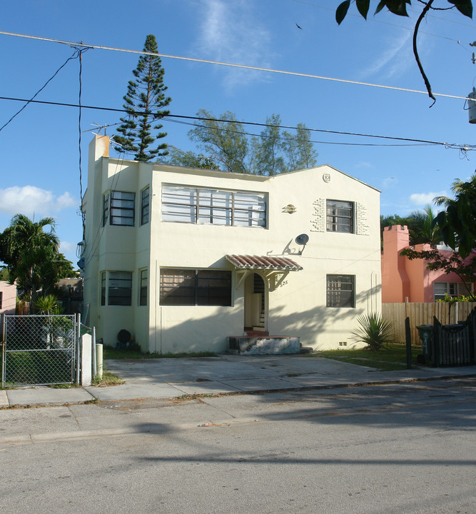 525 NE 65th St in Miami, FL - Building Photo