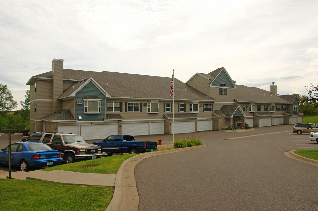 Bayview Senior Apartments in Center City, MN - Foto de edificio