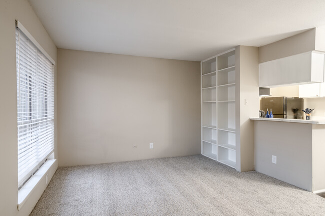 Heights 2121 in Houston, TX - Building Photo - Interior Photo