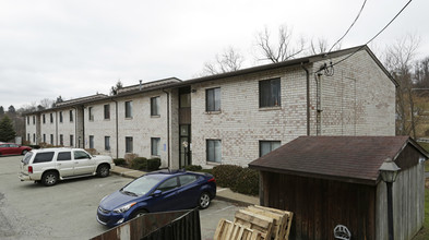 Foster Road Apartments in North Versailles, PA - Foto de edificio - Building Photo