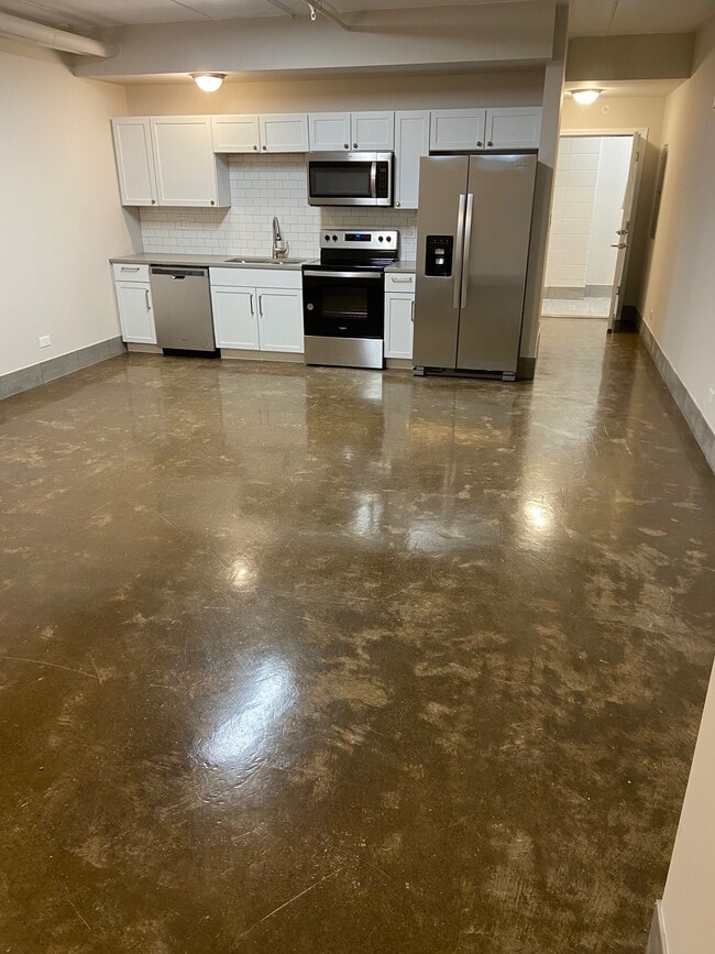 175 S McHenry Ave, Unit 1 Bed - 1 Bath in Crystal Lake, IL - Foto de edificio - Building Photo