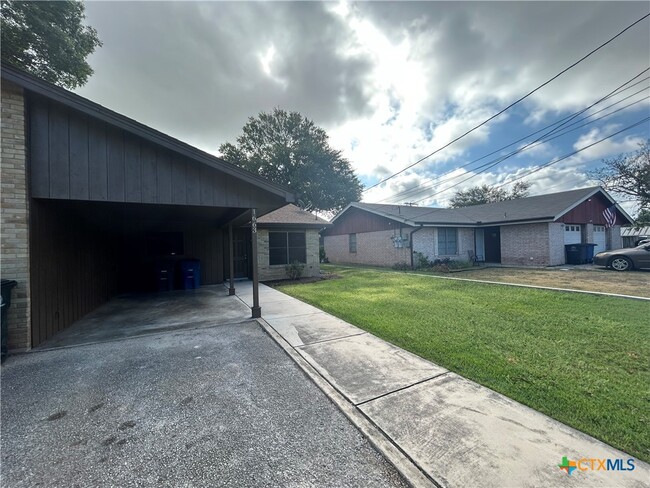 1663 McQueeney Rd in New Braunfels, TX - Building Photo - Building Photo