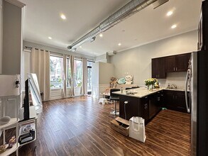 3336 W Irving Park Rd, Unit A09W in Chicago, IL - Building Photo - Building Photo