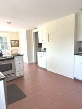 36 Barnes Hill Rd in Burlington, CT - Foto de edificio - Building Photo