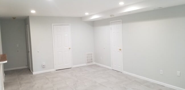 307 College Dr in Edison, NJ - Building Photo - Building Photo