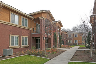 Sierra Vista in Corcoran, CA - Foto de edificio - Building Photo