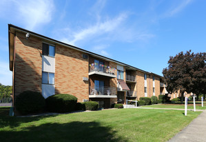 Hillbrook Apartments in Austintown, OH - Building Photo - Building Photo