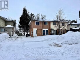 11 Chaucer Crescent in Barrie, ON - Building Photo