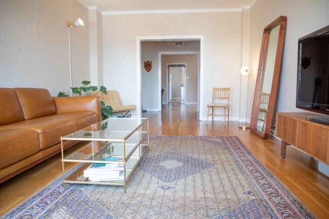 434 W Roscoe St, Unit 6B in Chicago, IL - Building Photo - Building Photo