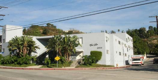 2520 N Beachwood Dr in Los Angeles, CA - Building Photo