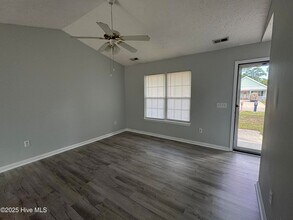 117 NW 10th St in Oak Island, NC - Building Photo - Building Photo