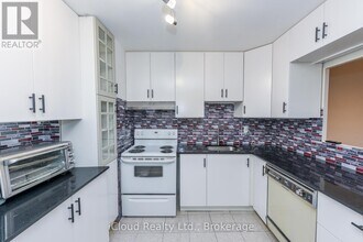 2323 Confederation Pkwy in Mississauga, ON - Building Photo - Building Photo