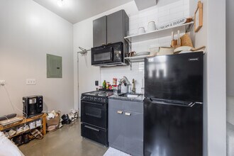 1134 W Wilson Ave, Unit 207 in Chicago, IL - Building Photo - Building Photo