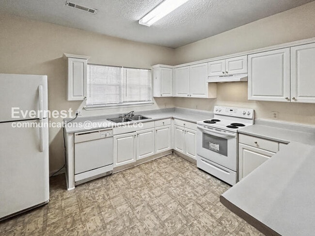 6699 Sunset Hills Blvd in Rex, GA - Foto de edificio - Building Photo