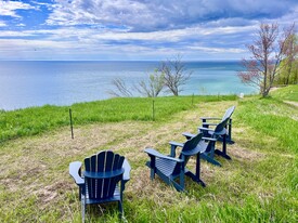 4245 S Lakeshore Dr in Ludington, MI - Foto de edificio - Building Photo