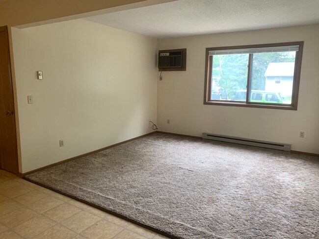 402 3rd St W in Menomonie, WI - Foto de edificio - Building Photo