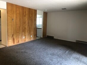 525 NE Kamiaken St, Unit D in Pullman, WA - Foto de edificio - Building Photo