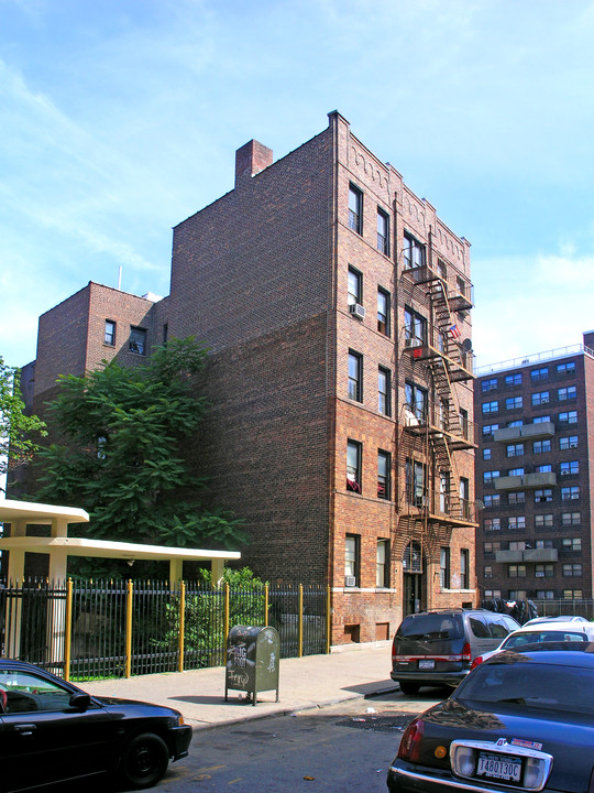 2330 Tiebout Ave in Bronx, NY - Building Photo