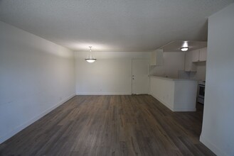 15049 Burbank Blvd, Unit 101 in Los Angeles, CA - Building Photo - Building Photo