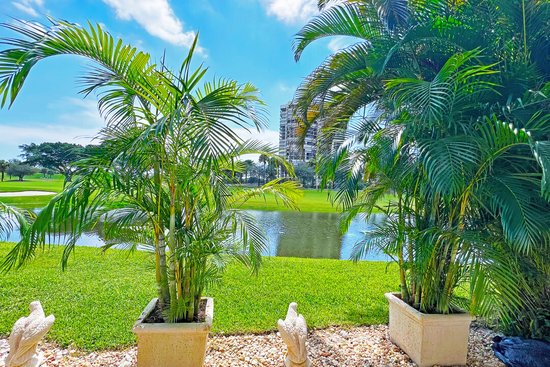 1924 Presidential Way in West Palm Beach, FL - Building Photo