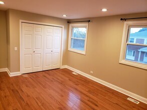 2128 Rugen Rd in Glenview, IL - Foto de edificio - Building Photo