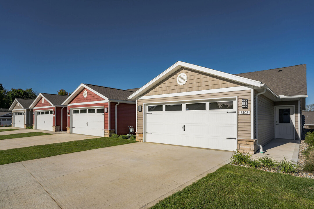 Redwood Oswego in Oswego, IL - Building Photo