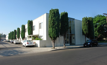 Encino Club in Encino, CA - Foto de edificio - Building Photo