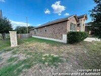 115 Tufted Crest in San Antonio, TX - Foto de edificio - Building Photo