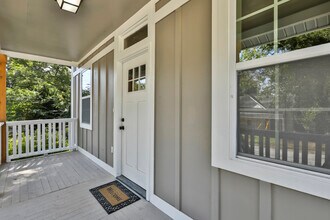 91 E Washington St in Newnan, GA - Foto de edificio - Building Photo