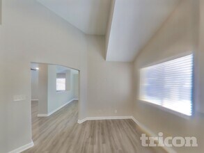 274 Spring Hills Ln in Henderson, NV - Building Photo - Building Photo