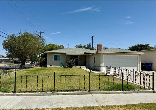 property at 1445 W Jackman St