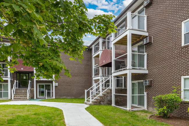 Pondsview Apartments in Billerica, MA - Foto de edificio - Building Photo