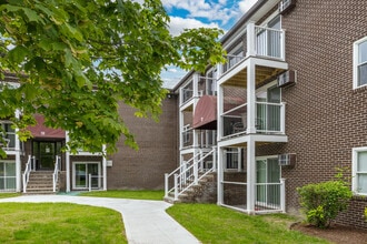 Pondsview Apartments in Billerica, MA - Building Photo - Building Photo