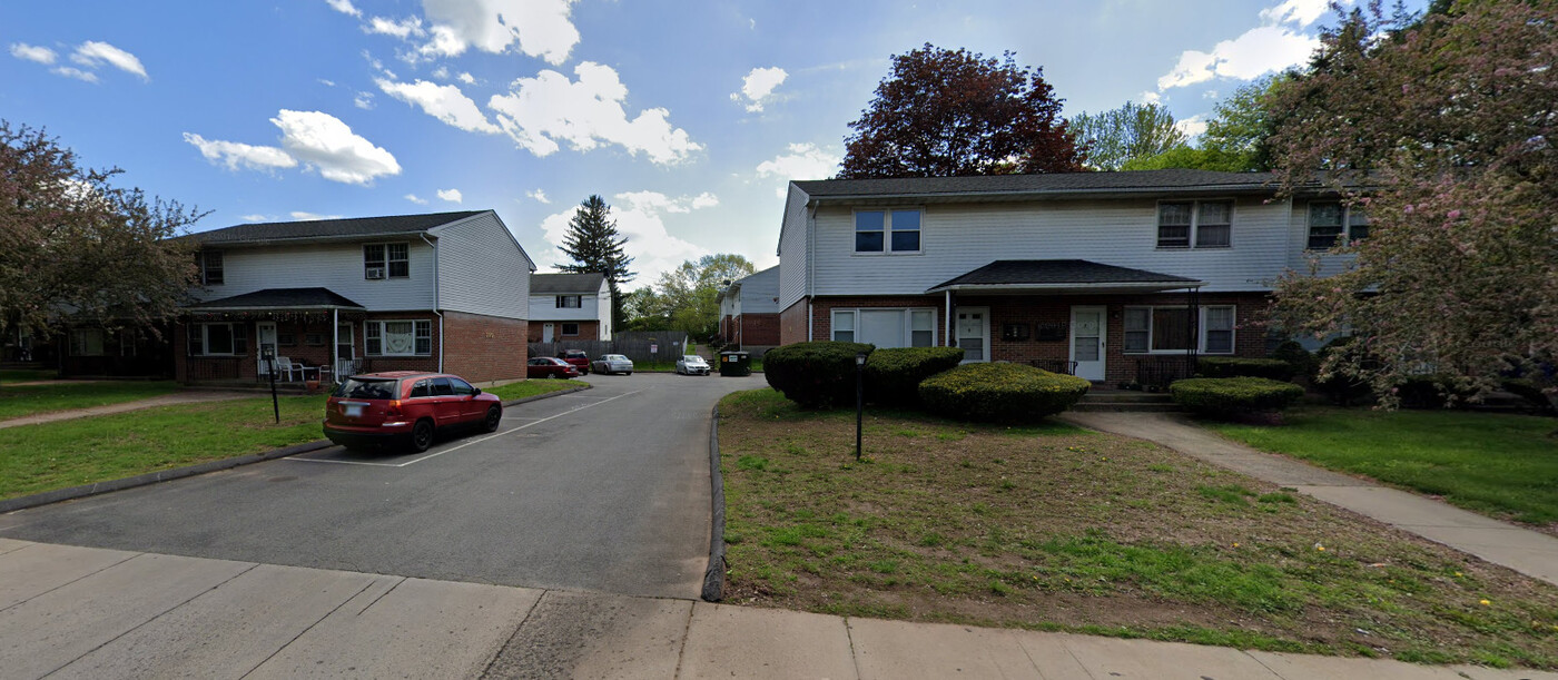 250 Kensington Ave in Meriden, CT - Foto de edificio