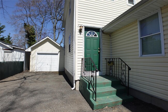 27 Columbia Ave in East Rockaway, NY - Foto de edificio - Building Photo