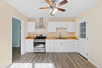 922 NE 5th Pl in Gainesville, FL - Building Photo - Building Photo