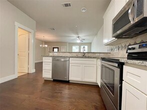 211 Lily Ln in Lewisville, TX - Building Photo - Building Photo