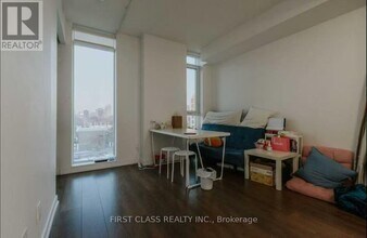297-297 College St in Toronto, ON - Building Photo - Building Photo